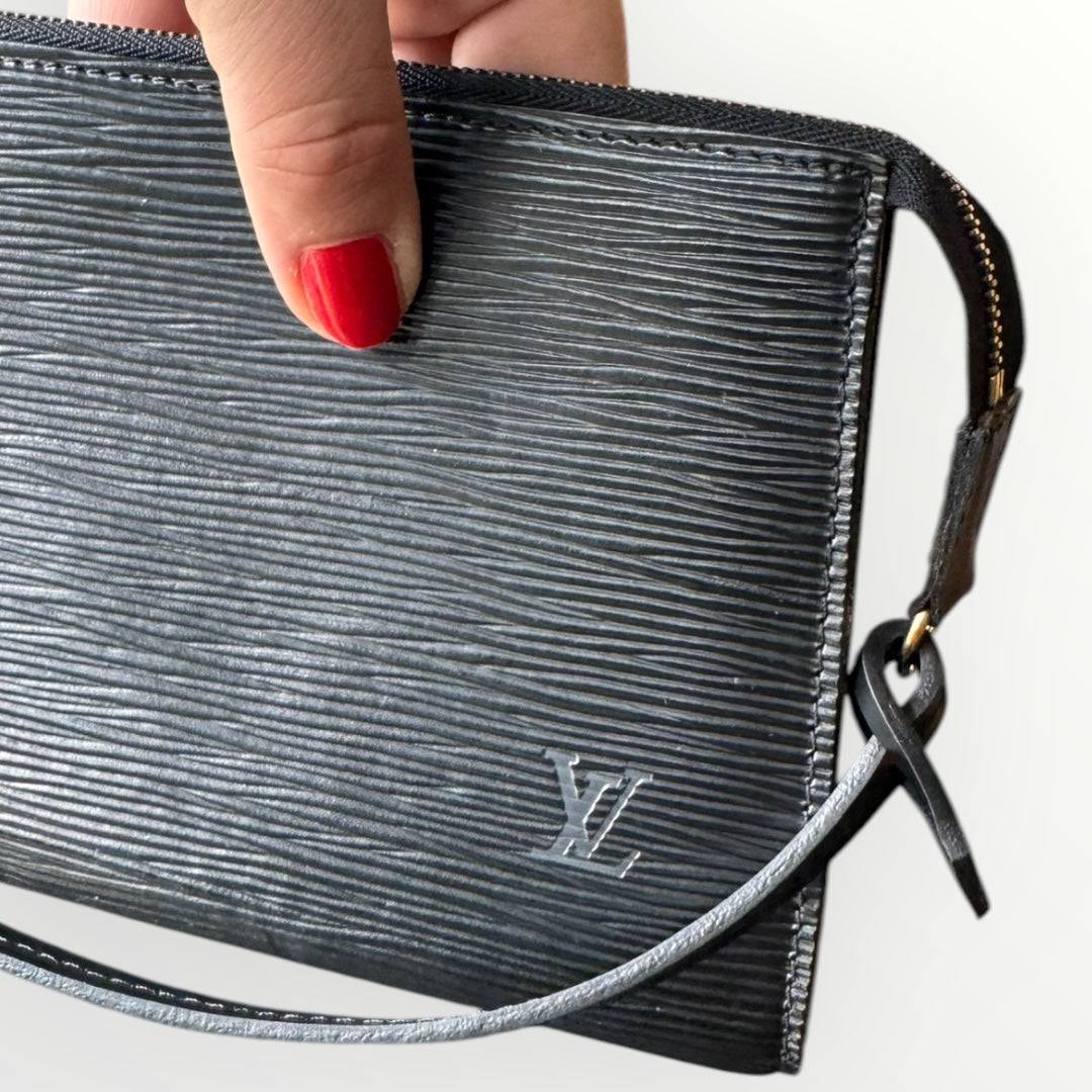 LOUIS VUITTON Pochette schwarz Epi 24 mit s!r Lederriemen