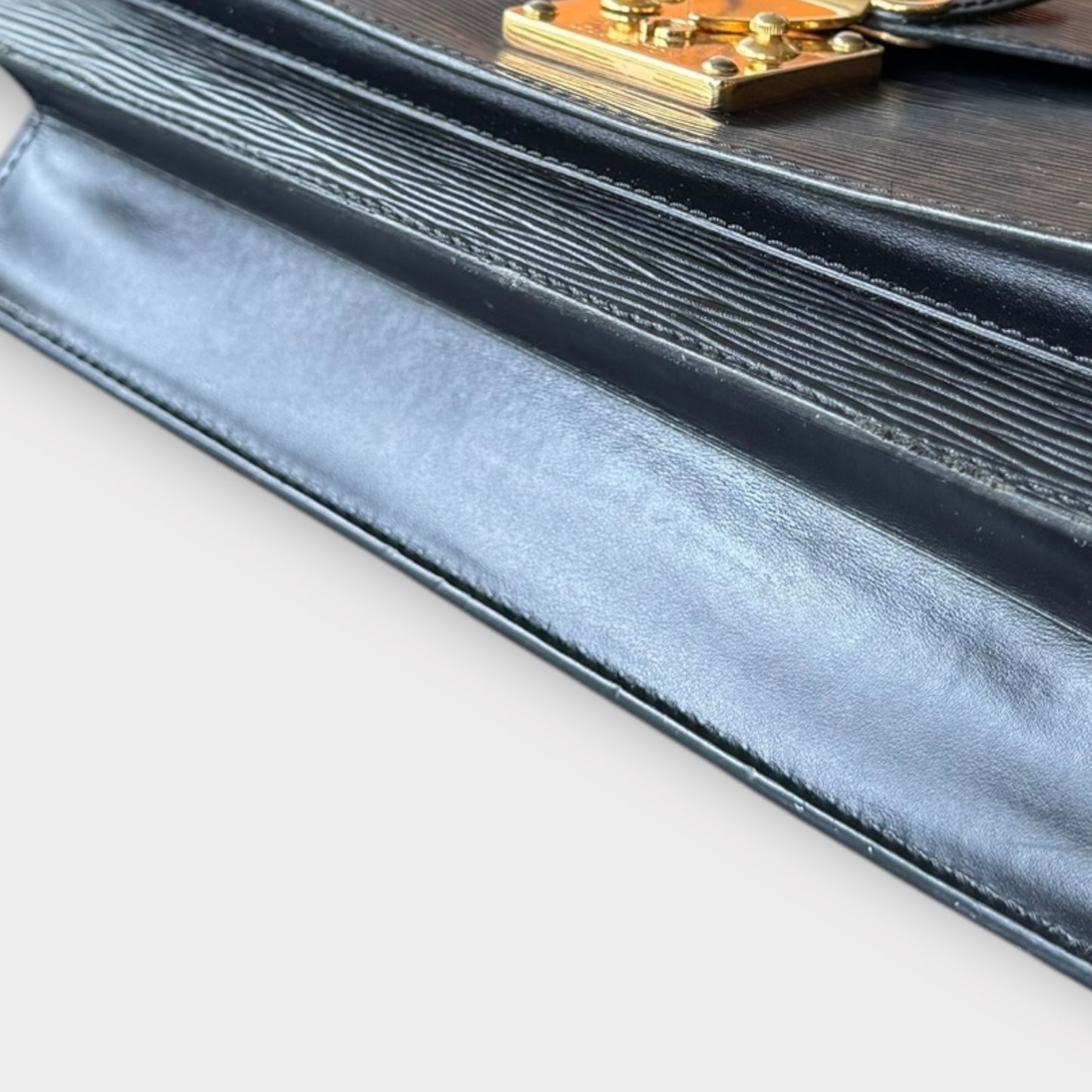 LOUIS VUITTON Monceau en cuir Epi noir avec bijouterie dorée et nouvelle sangle