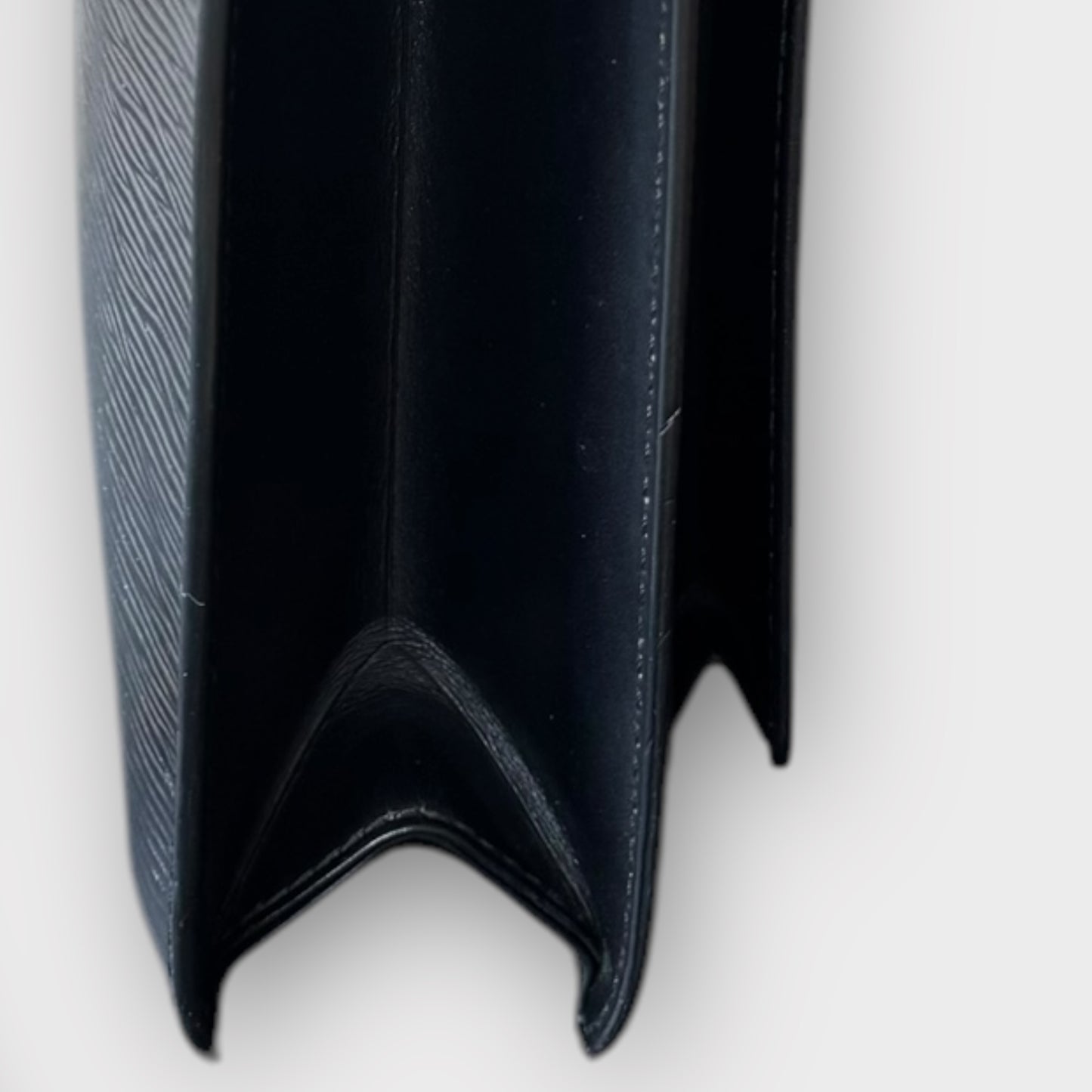 LOUIS VUITTON Monceau en cuir Epi noir avec bijouterie dorée et nouvelle sangle