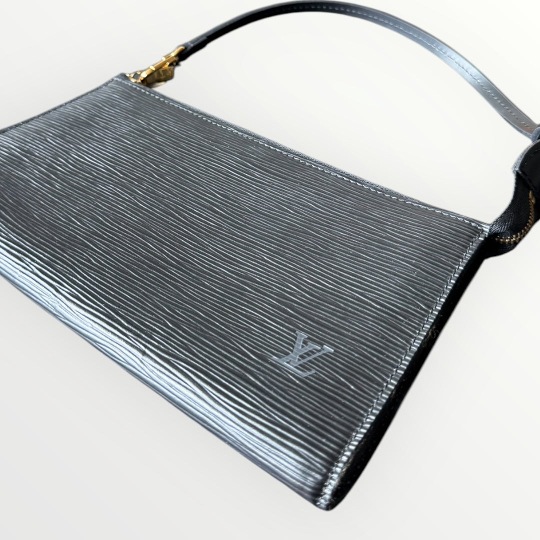 LOUIS VUITTON Pochette schwarz Epi 24 mit s!r Lederriemen