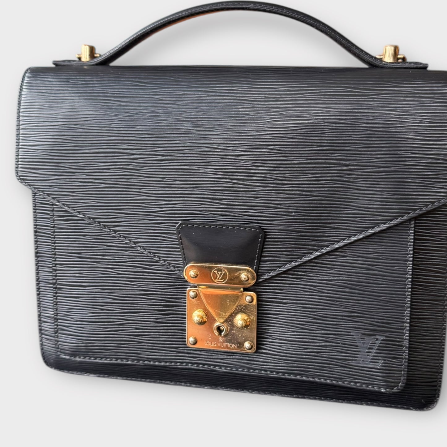LOUIS VUITTON Monceau en cuir Epi noir avec bijouterie dorée et nouvelle sangle