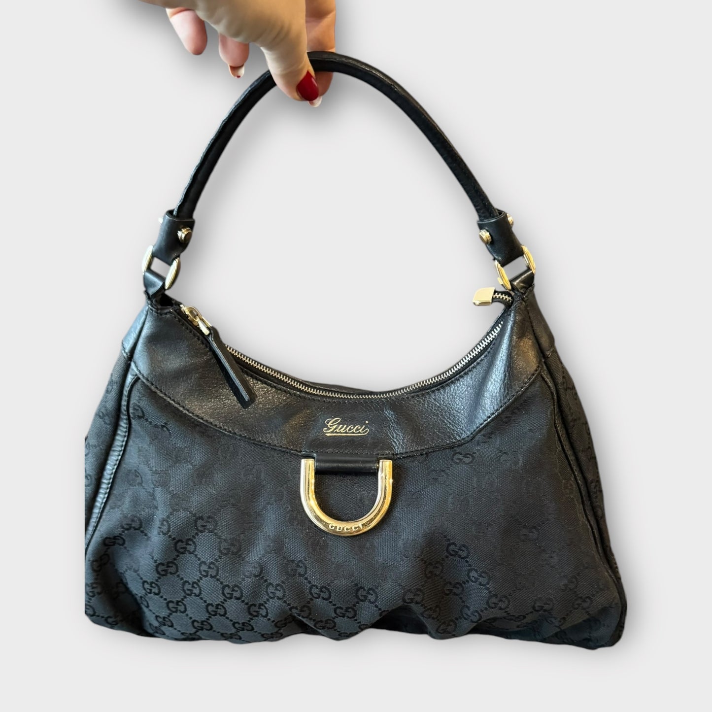 Gucci Schultertasche aus schwarzem Textil GG mit Goldhardware