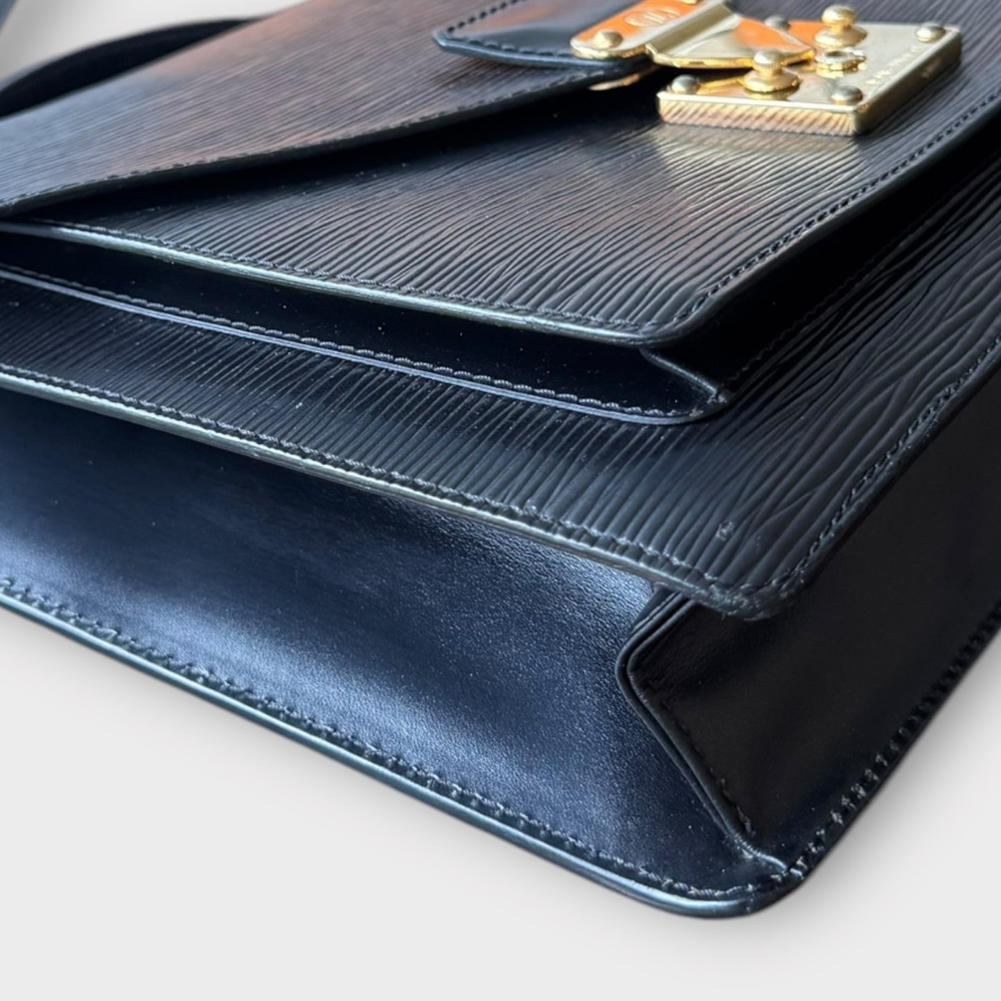 LOUIS VUITTON Monceau en cuir Epi noir avec bijouterie dorée et nouvelle sangle