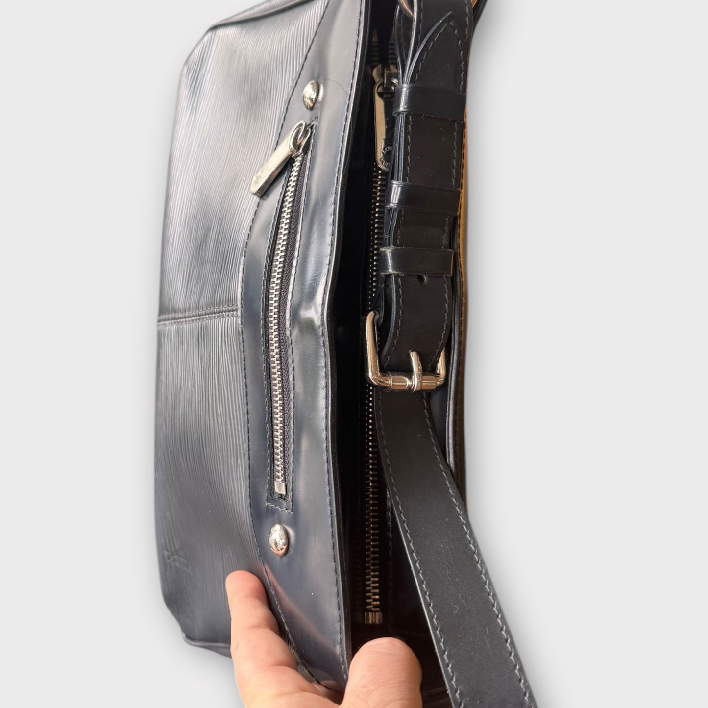 LOUIS VUITTON Schultertasche Epi Schwarz, Model Turenne PM