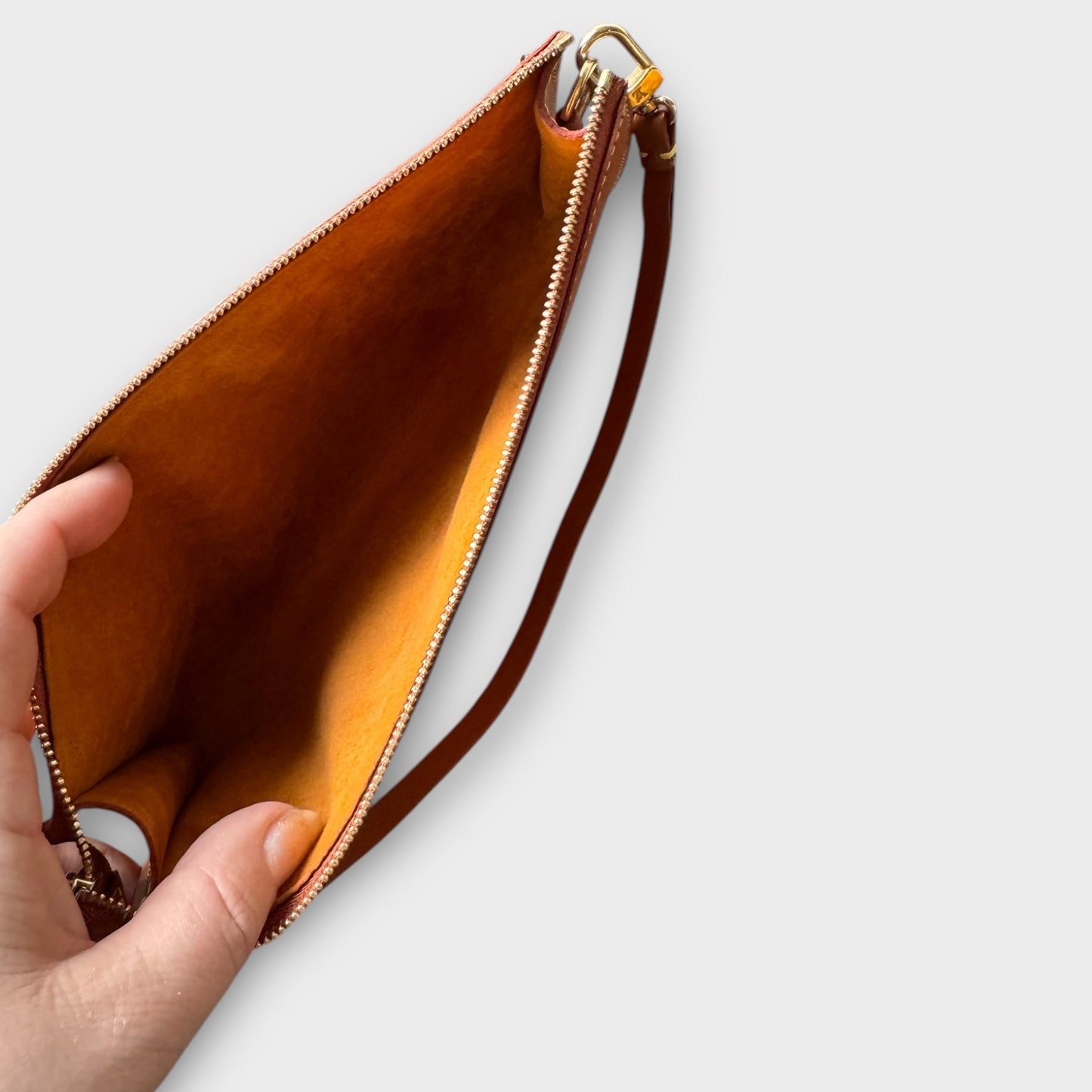 LOUIS VUITTON Pochette Epi Braun Handtasche