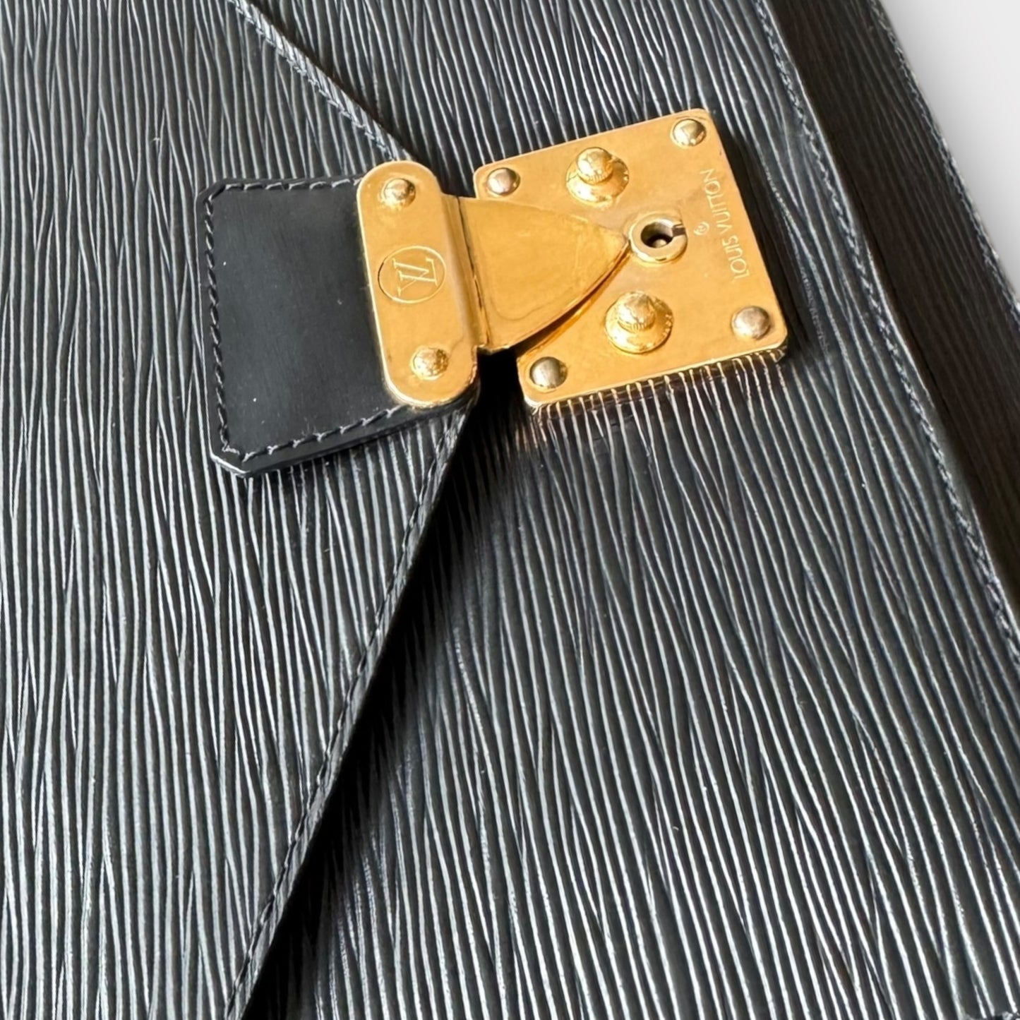 LOUIS VUITTON Monceau en cuir Epi noir avec bijouterie dorée et nouvelle sangle
