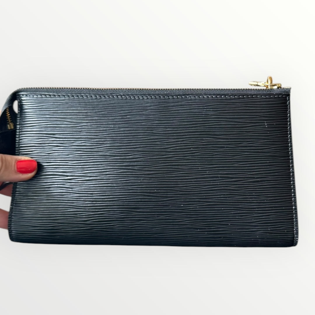 LOUIS VUITTON Pochette schwarz Epi 24 mit s!r Lederriemen