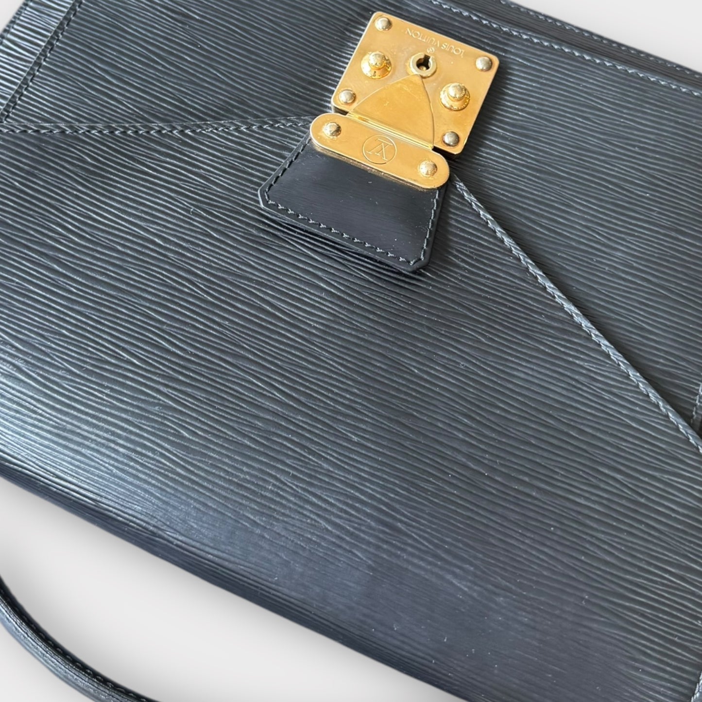 LOUIS VUITTON Monceau en cuir Epi noir avec bijouterie dorée et nouvelle sangle