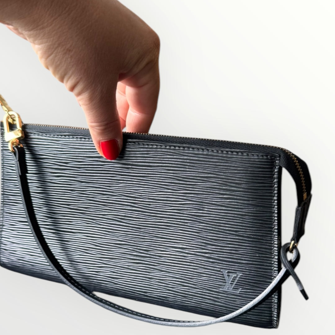LOUIS VUITTON Pochette schwarz Epi 24 mit s!r Lederriemen