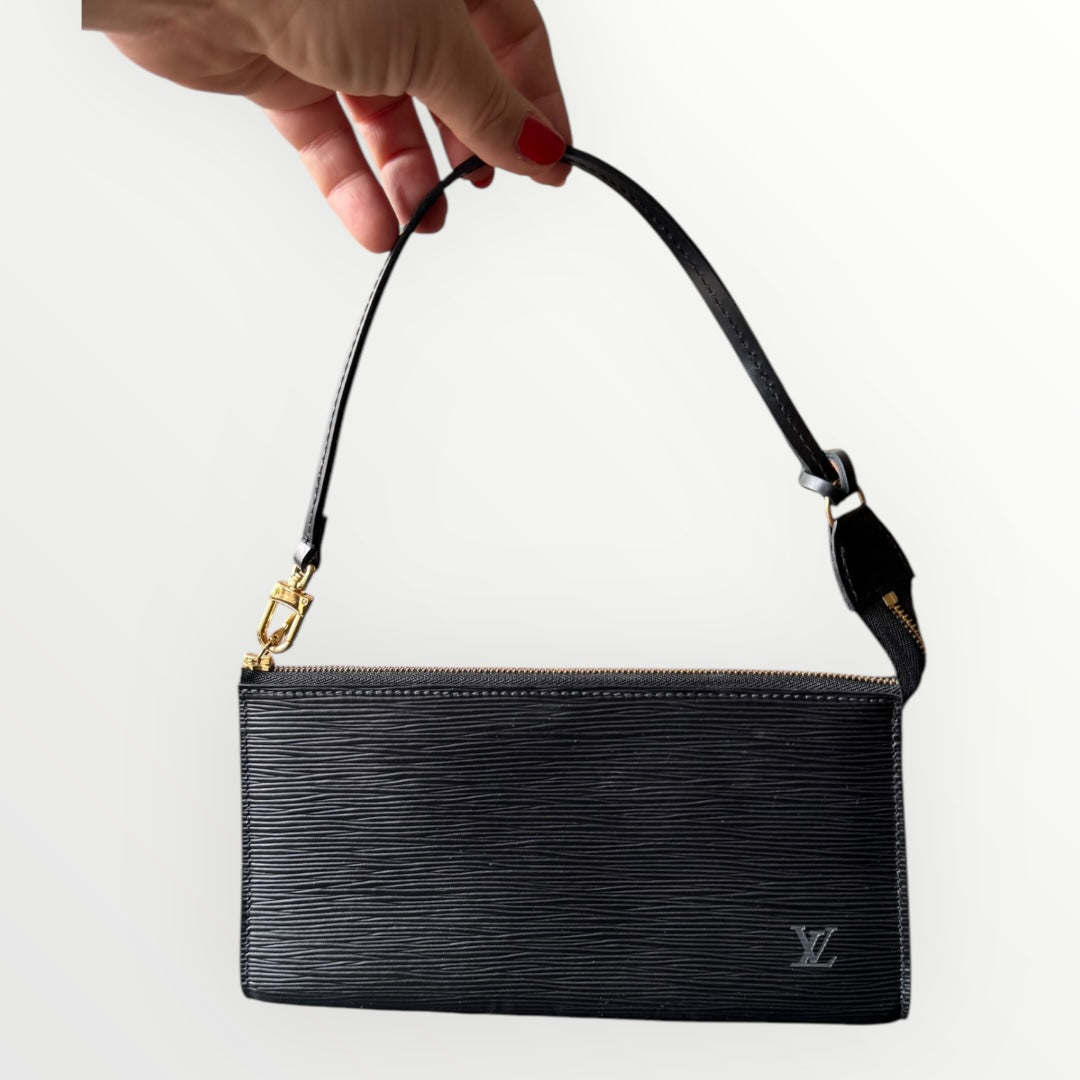 LOUIS VUITTON Pochette schwarz Epi 24 mit s!r Lederriemen