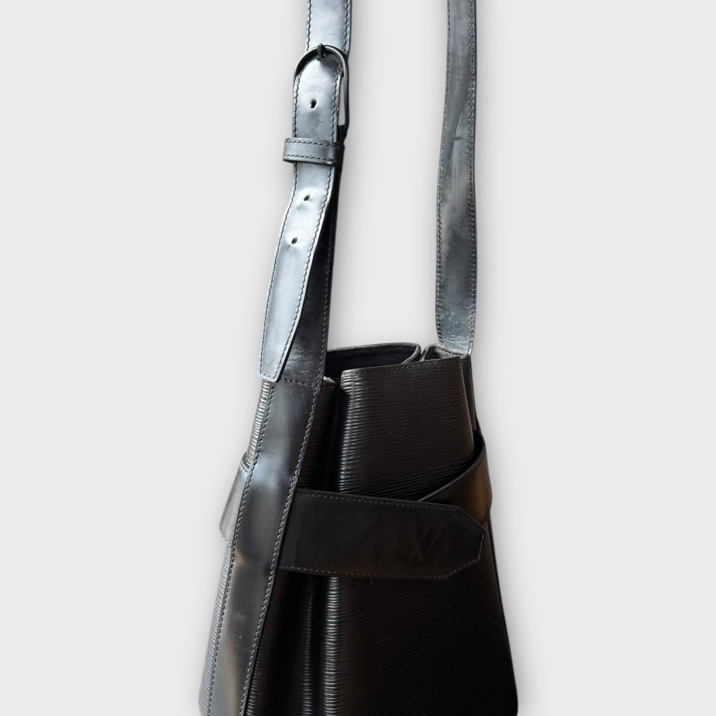 LOUIS VUITTON Schultertasche Epileder Schwarz