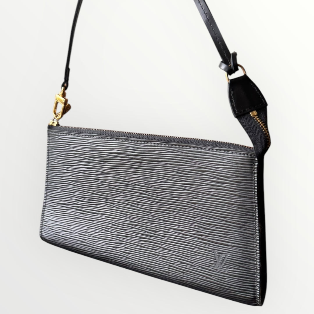 LOUIS VUITTON Pochette schwarz Epi 24 mit s!r Lederriemen