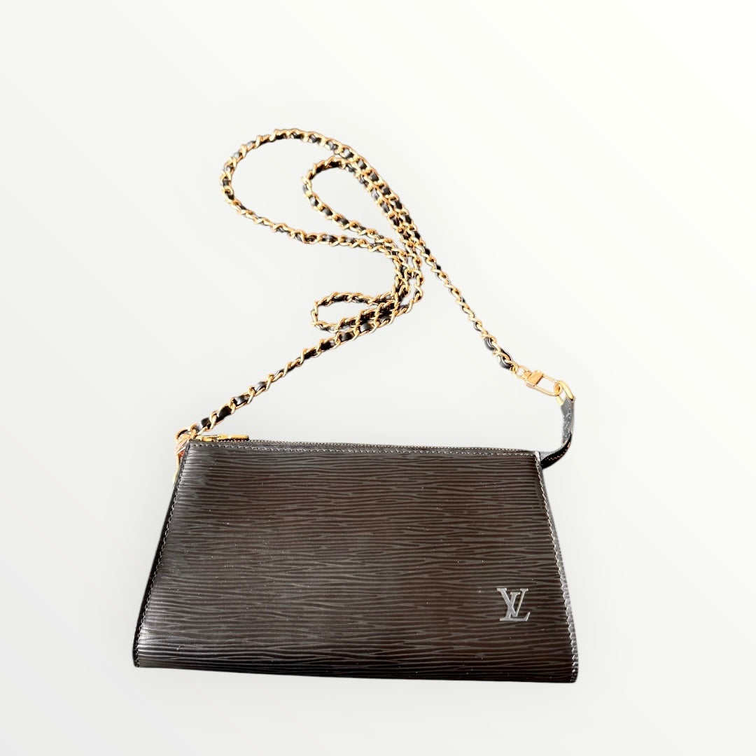 LOUIS VUITTON Pochette schwarz 21 mit s!r Kette