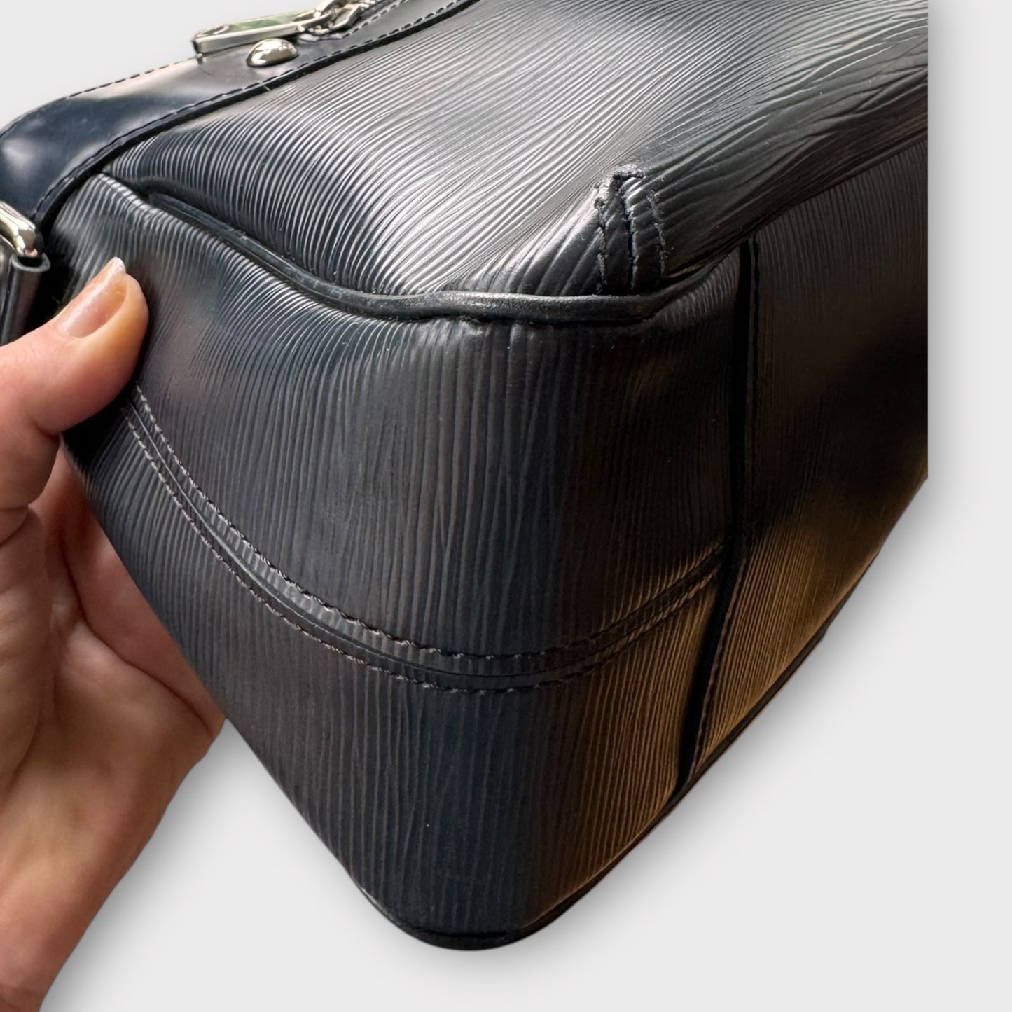 LOUIS VUITTON Schultertasche Epi Schwarz, Model Turenne PM