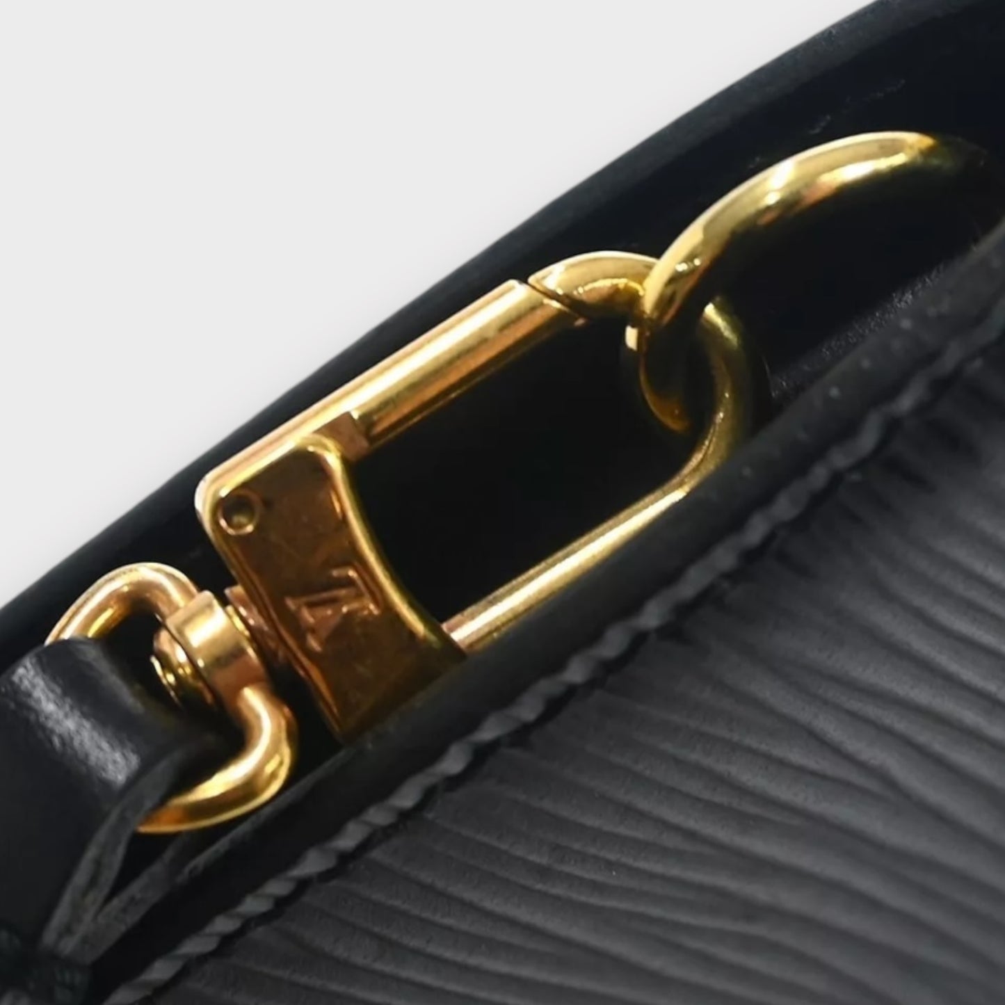 Louis Vuitton Pochette 24/GM made of Epi leather in black with additional carrying chain by style!reloaded