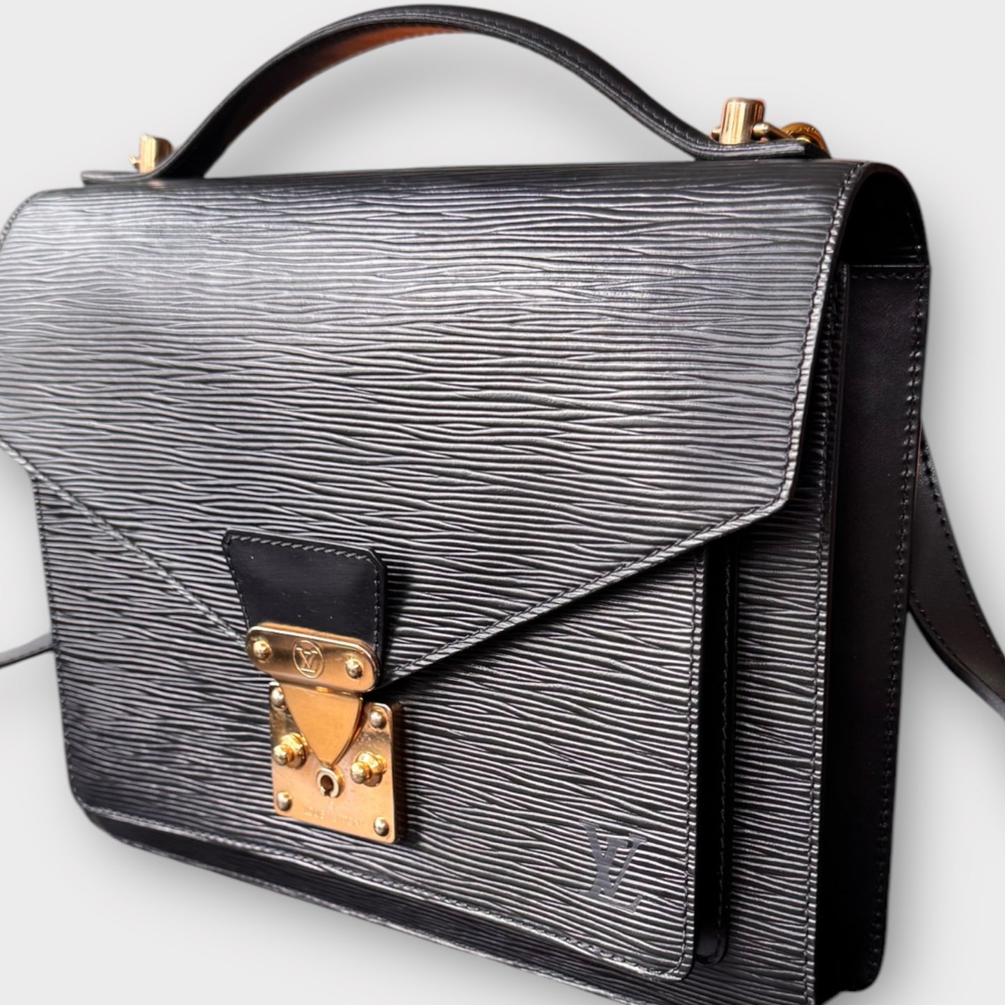 LOUIS VUITTON Monceau en cuir Epi noir avec bijouterie dorée et nouvelle sangle