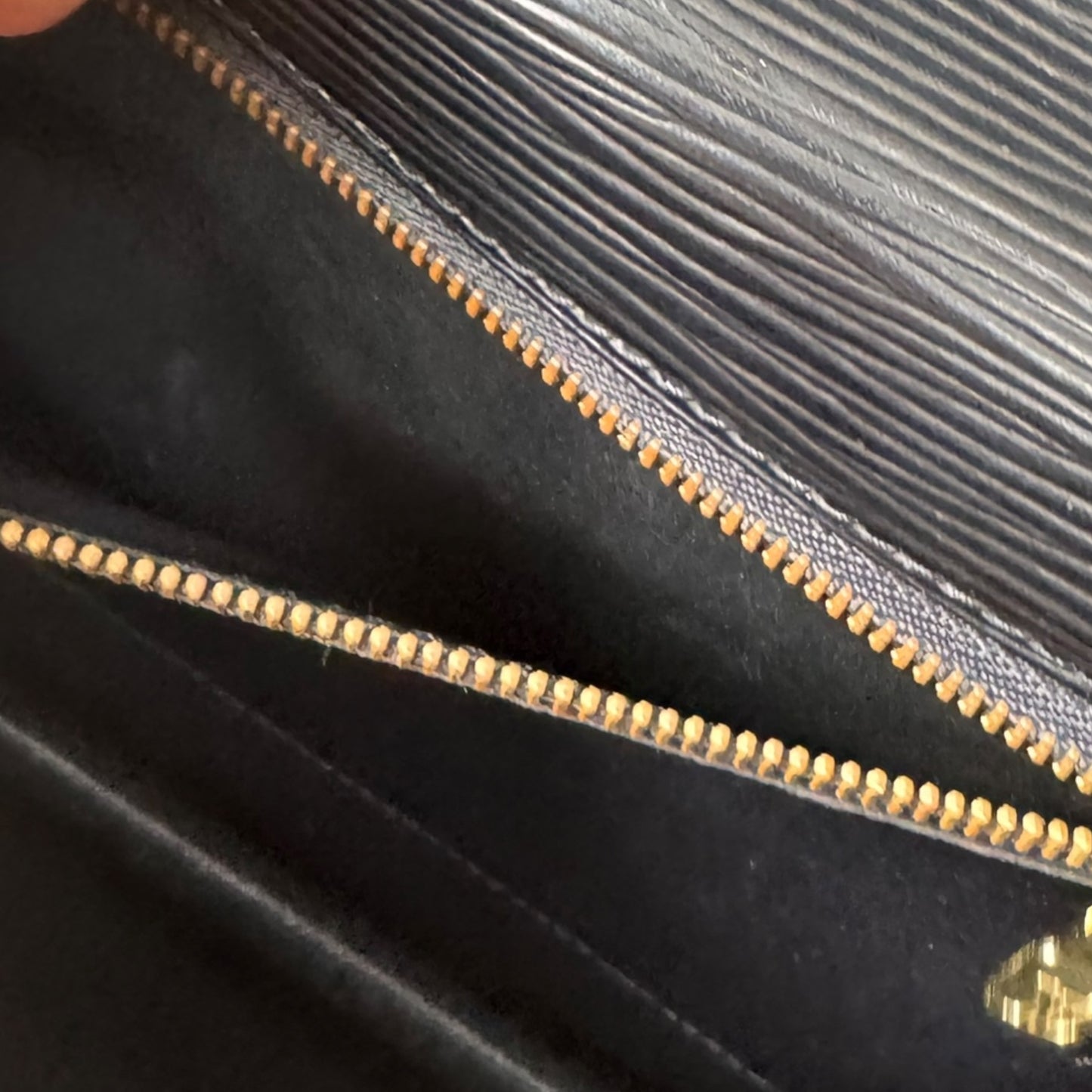 LOUIS VUITTON Monceau en cuir Epi noir avec bijouterie dorée et nouvelle sangle