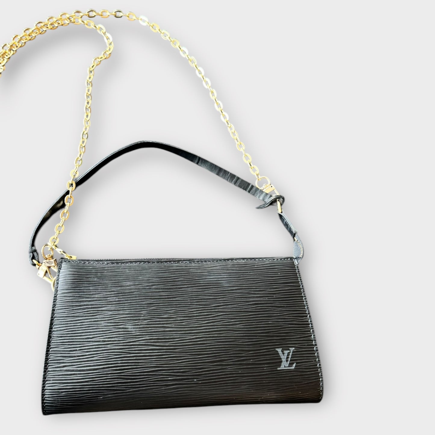 Louis Vuitton Pochette 24/GM made of Epi leather in black with additional carrying chain by style!reloaded