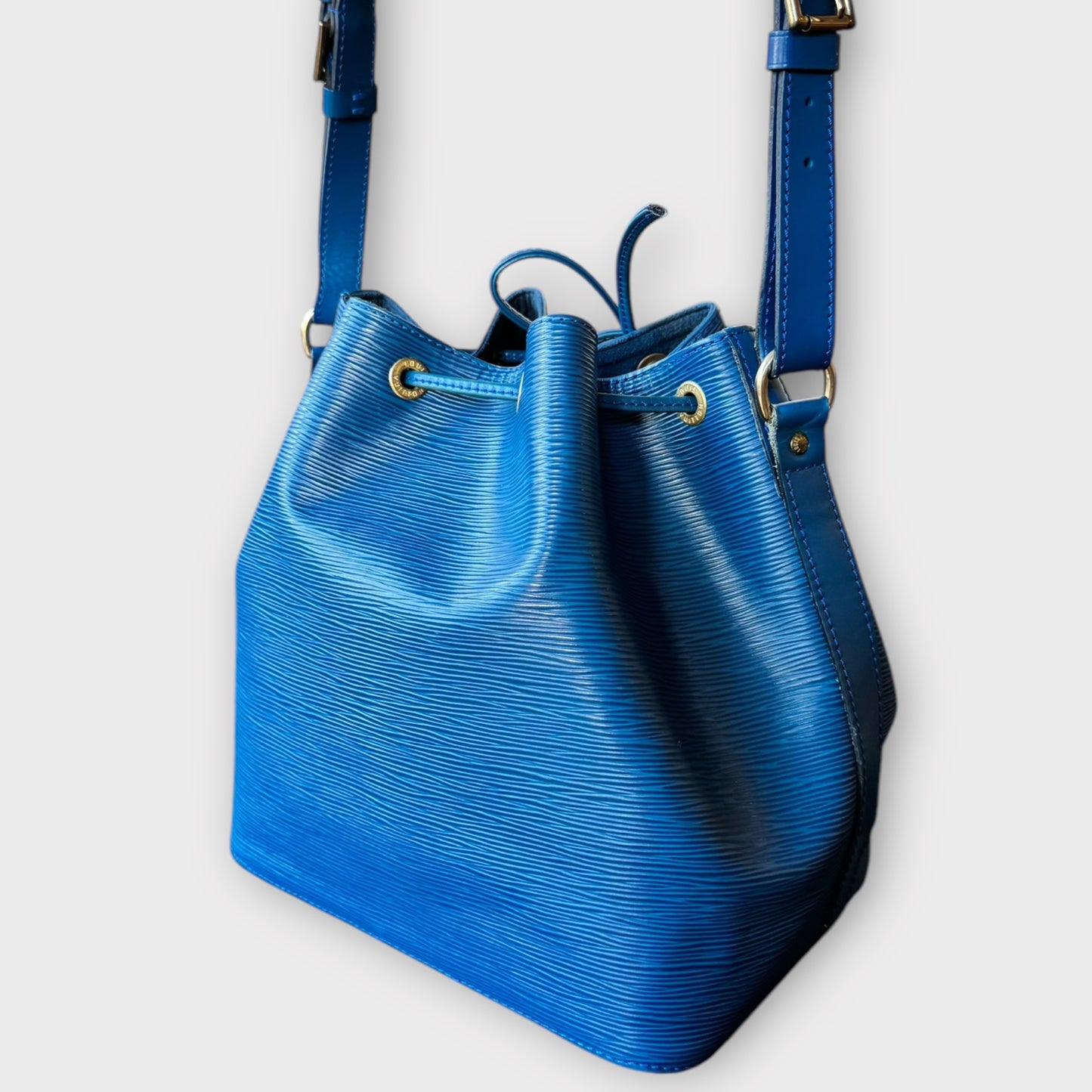 LOUIS VUITTON Petit Noé Epileder Blau Goldhardware