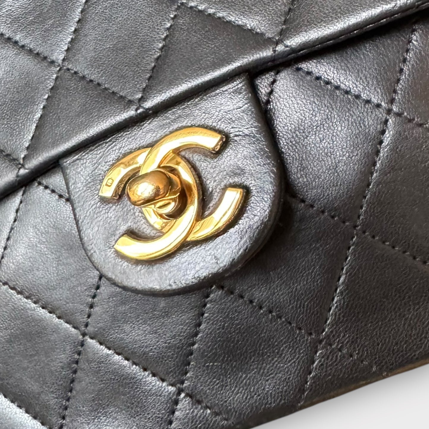 Sac Chanel noir avec détails en or plaqué 24 carats