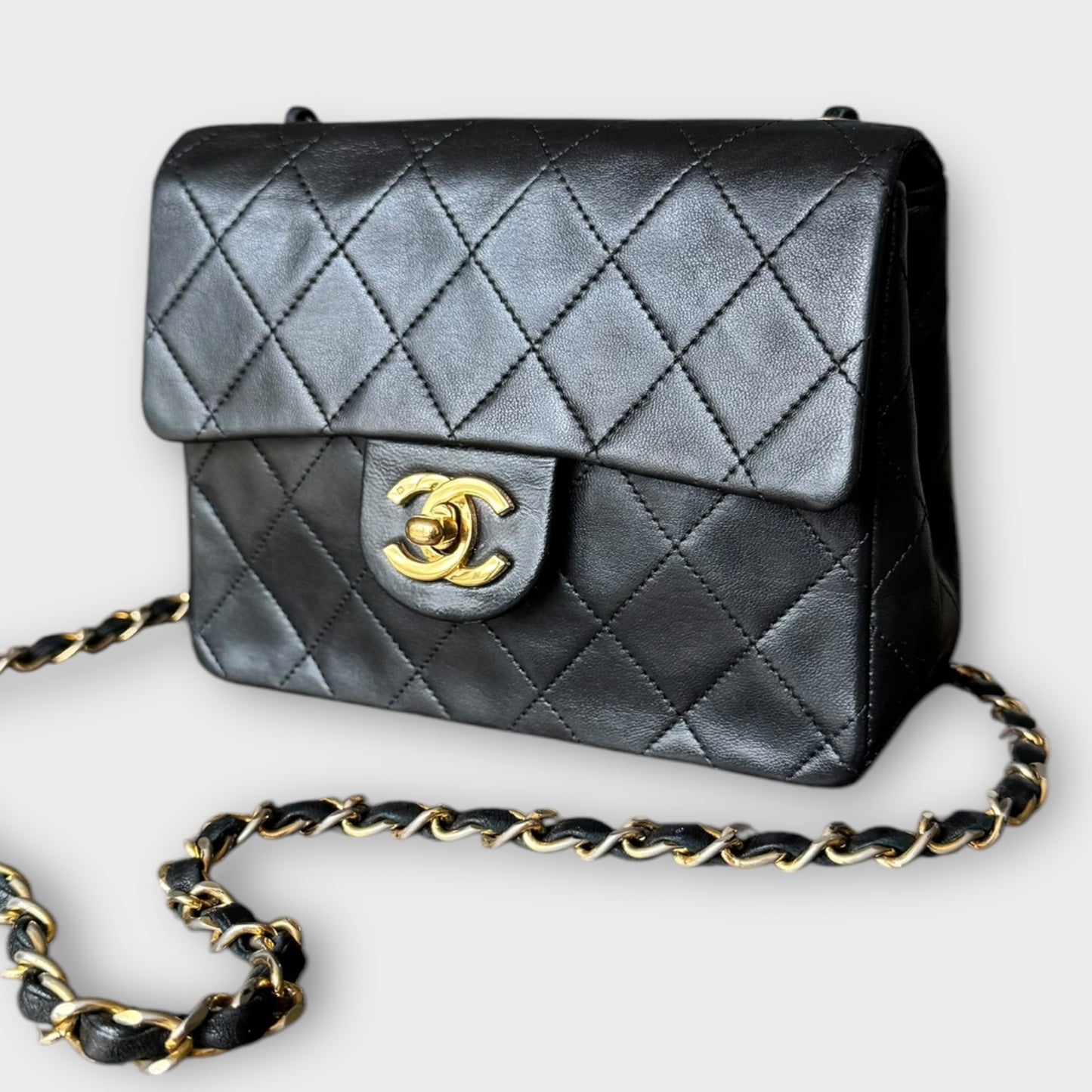 Sac Chanel noir avec détails en or plaqué 24 carats