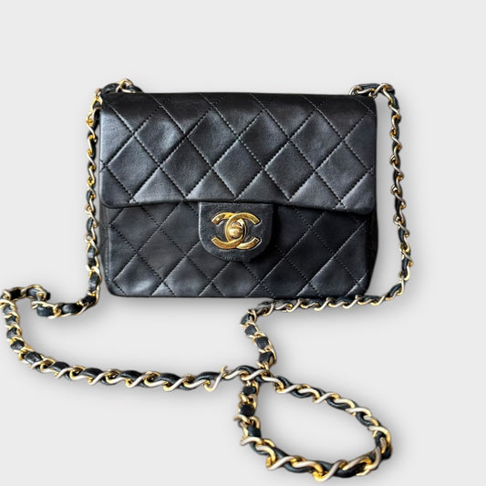 Sac Chanel noir avec détails en or plaqué 24 carats