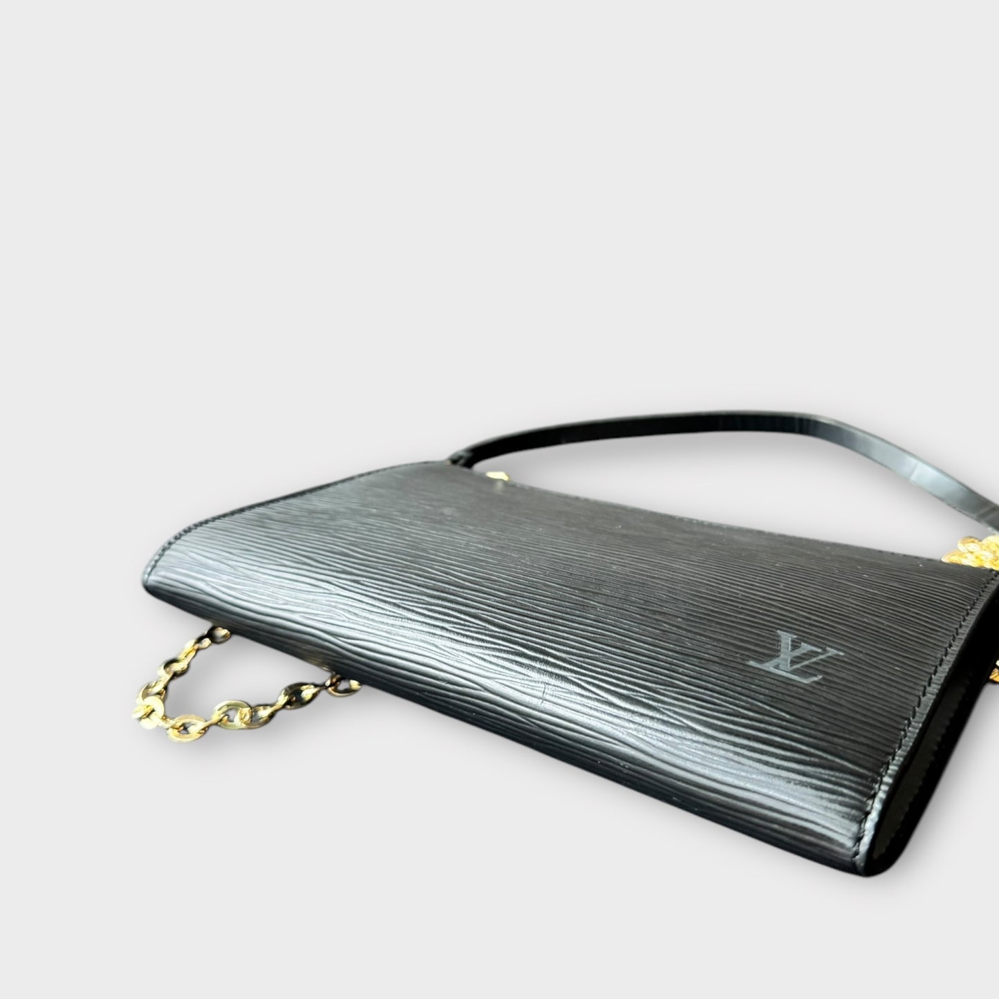 Louis Vuitton Pochette 24/GM made of Epi leather in black with additional carrying chain by style!reloaded