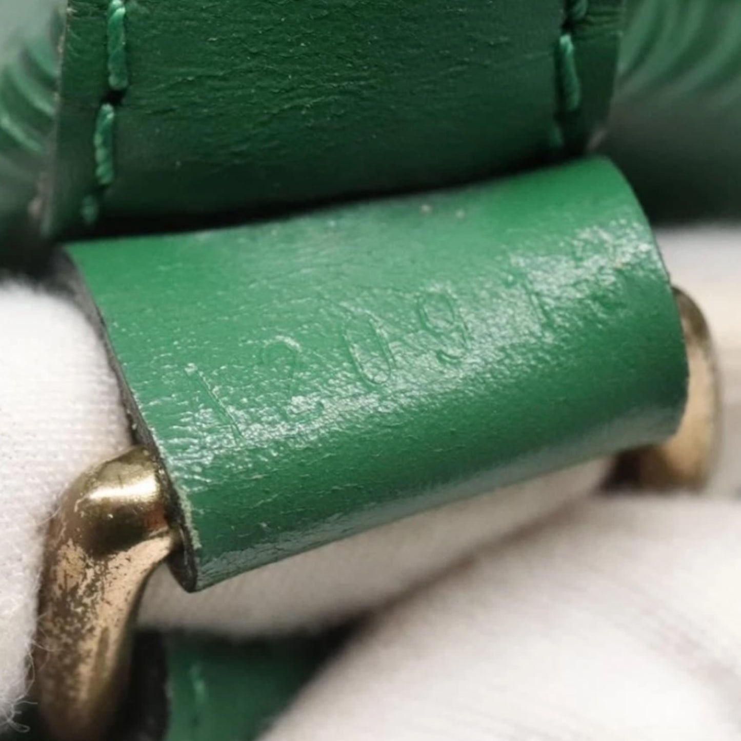 LOUIS VUITTON Petit Noé Epileder Grün Goldhardware