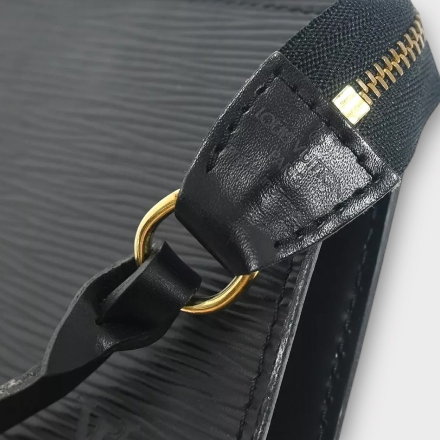 Louis Vuitton Pochette 24/GM made of Epi leather in black with additional carrying chain by style!reloaded