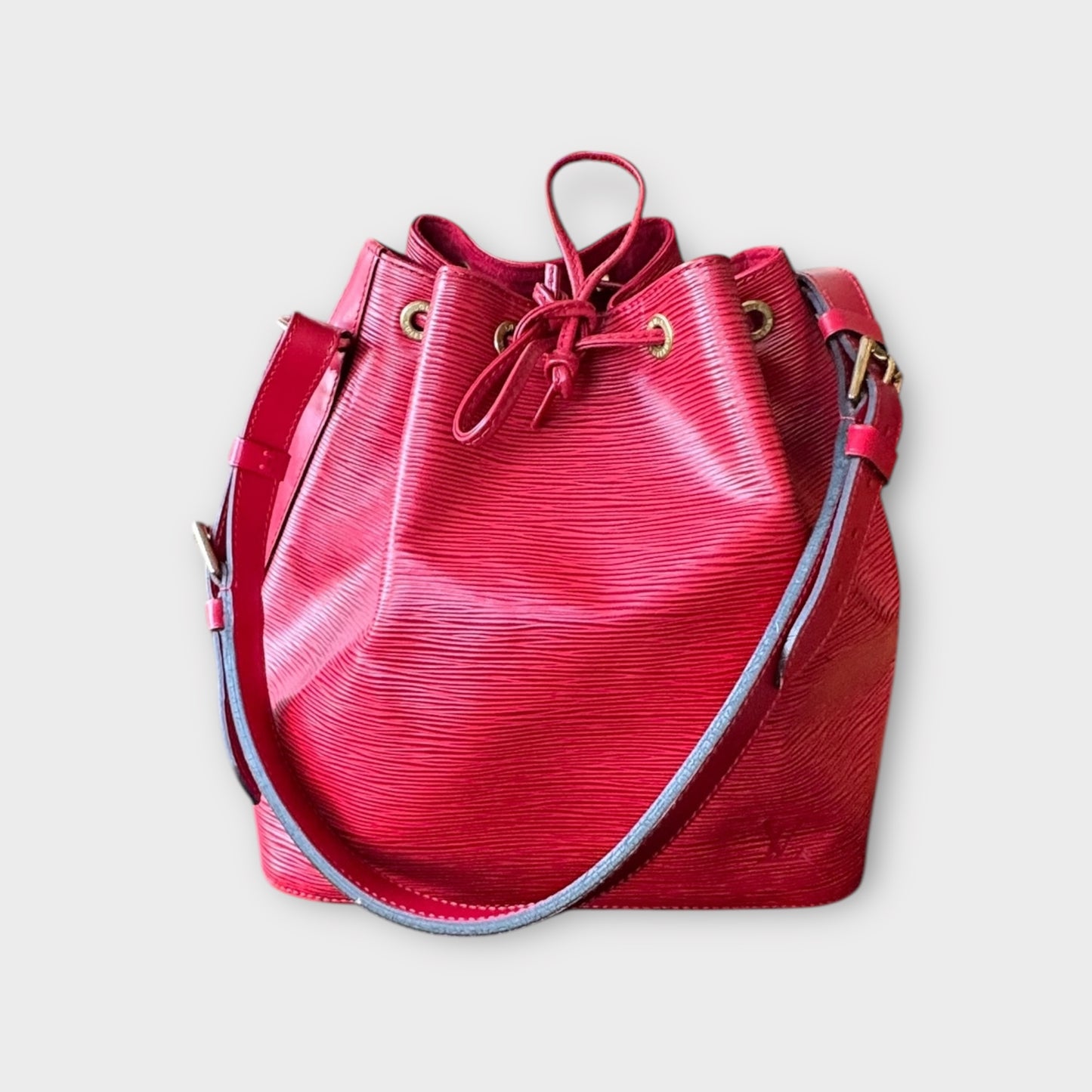 LOUIS VUITTON Petit Noé Epileder Rouge Bijouterie dorée