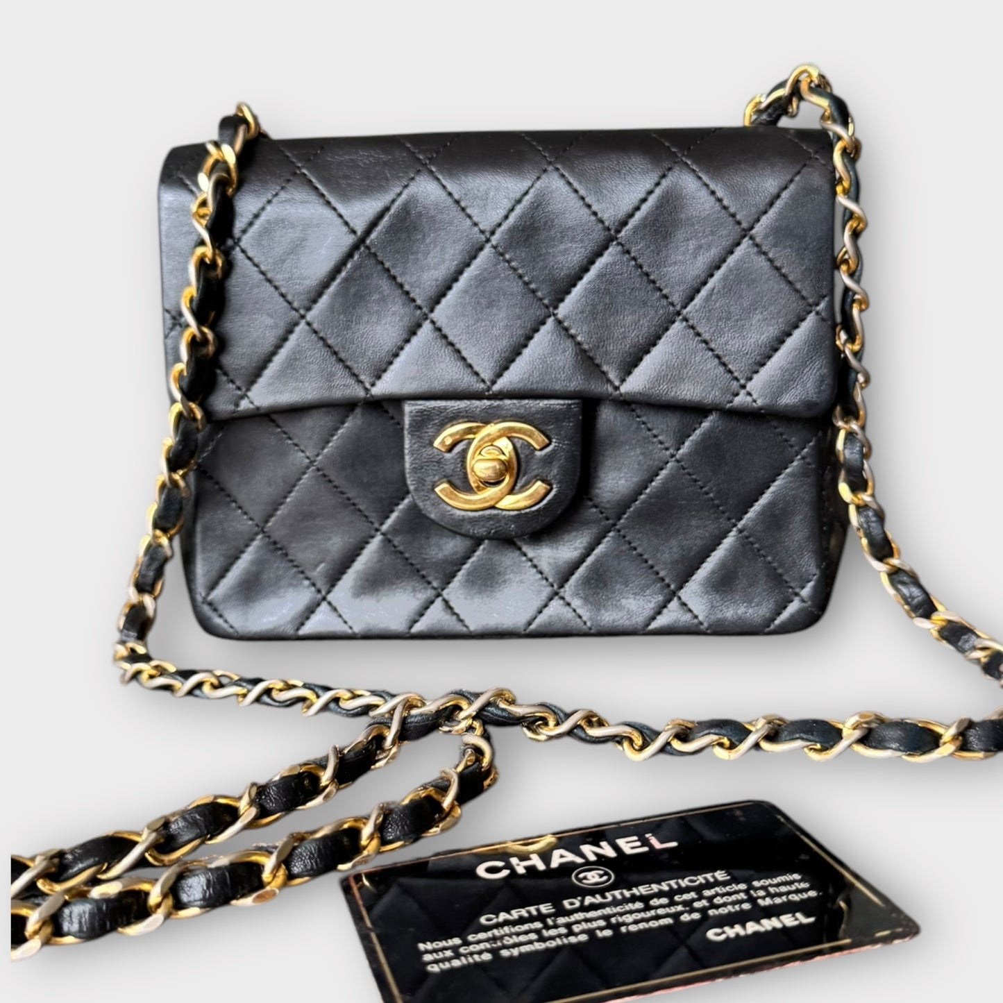 Sac Chanel noir avec détails en or plaqué 24 carats