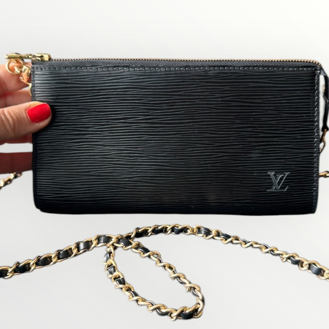 LOUIS VUITTON Pochette schwarz 21 mit s!r Kette