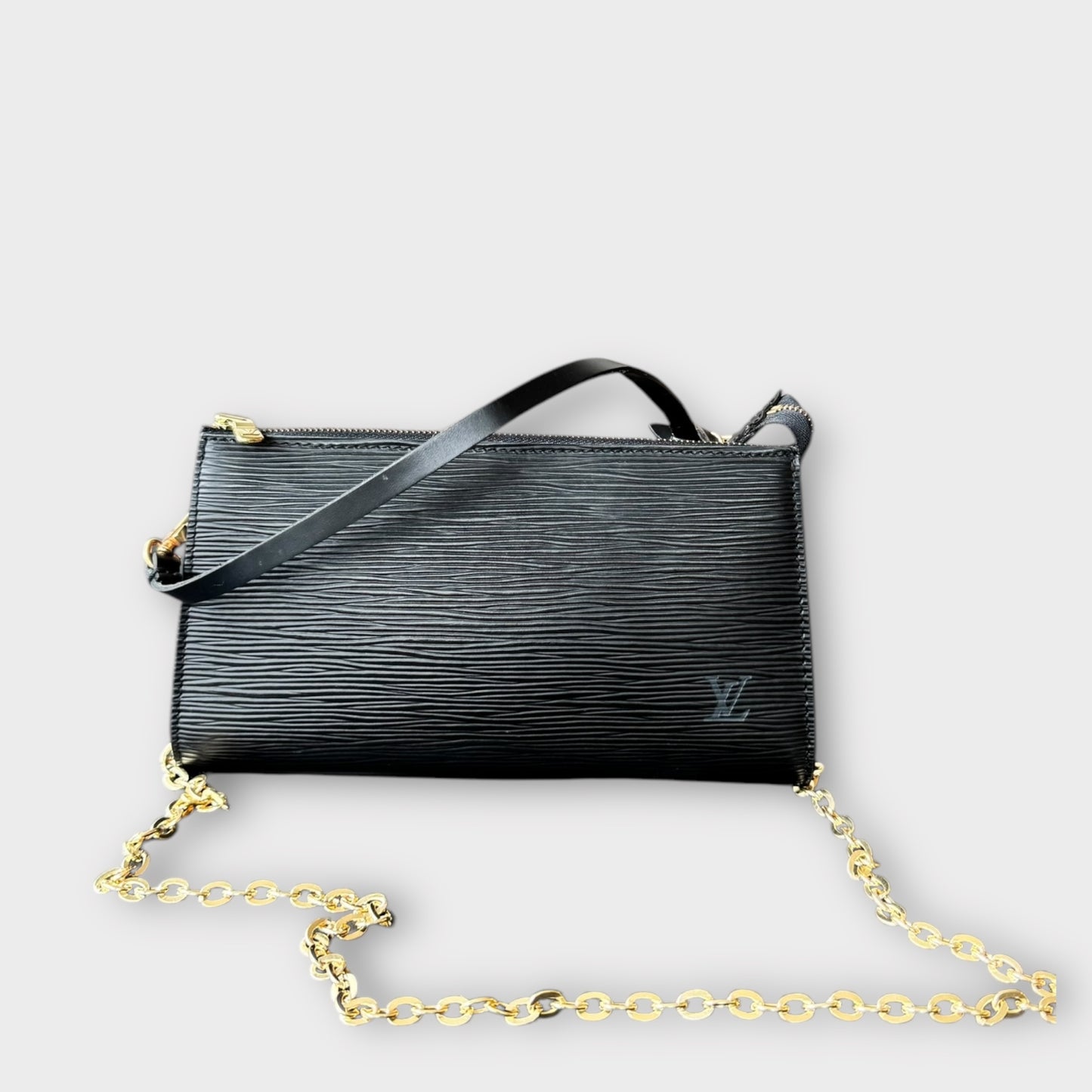 Louis Vuitton Pochette aus Epileder in Schwarz mit zusätzlichem Tragriemen von style!reloaded