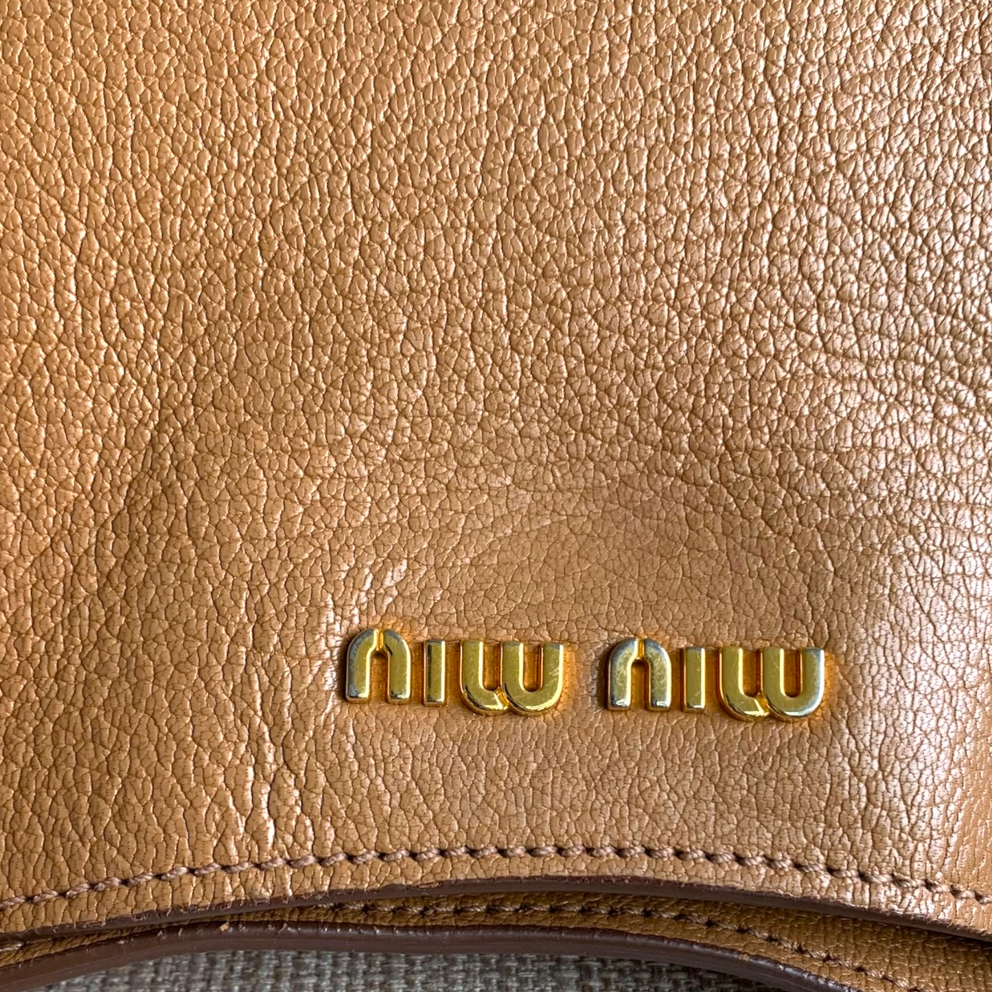 MIU MIU sac à main bandoulière en cuir bijouterie dorée